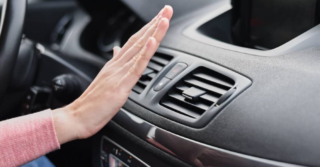 Výhody pravidelného servisovania klimatizácie v aute 