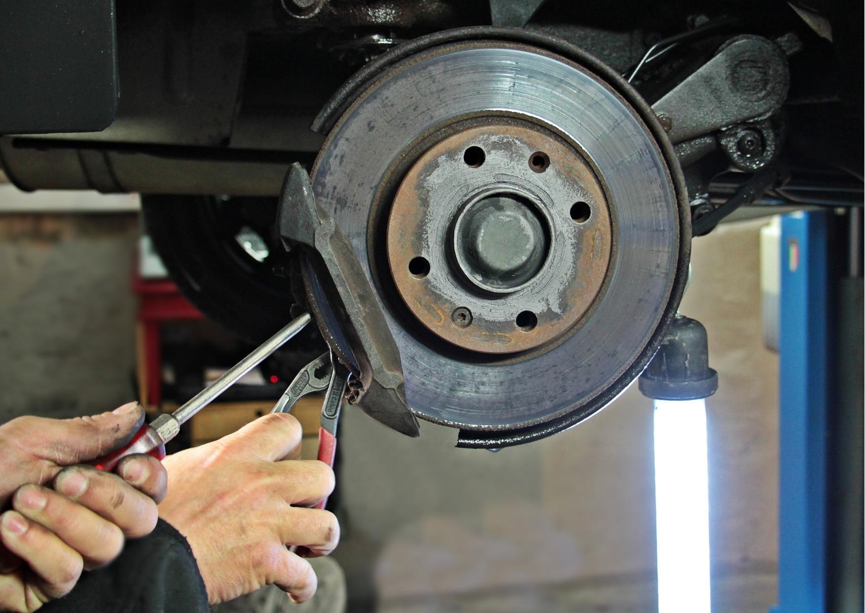 výmena bŕzd, brzdová platnička, brzdový kotúč, servis bŕzd, pískanie bŕzd